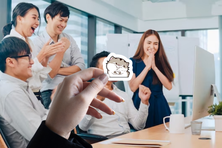 Trên tay mẫu in sticker