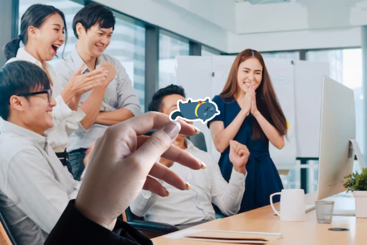 Trên tay mẫu in sticker