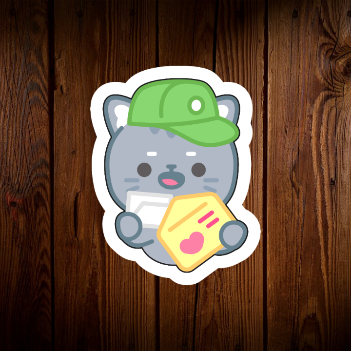 Trong hình ảnh, chúng ta thấy một chú mèo xám nhỏ đang hóa thân thành một nhân viên bưu điện cực kỳ đáng yêu. Chú mèo đội một chiếc mũ lưỡi trai màu xanh lá cây với một biểu tượng tròn nhỏ ở giữa, trông rất chuyên nghiệp. Với một nụ cười tươi tắn, chú mèo đang cầm một phong thư màu vàng có hình trái tim đỏ ở góc. Phong thư được thiết kế với hình dạng độc đáo, trông như một món quà nhỏ bé.