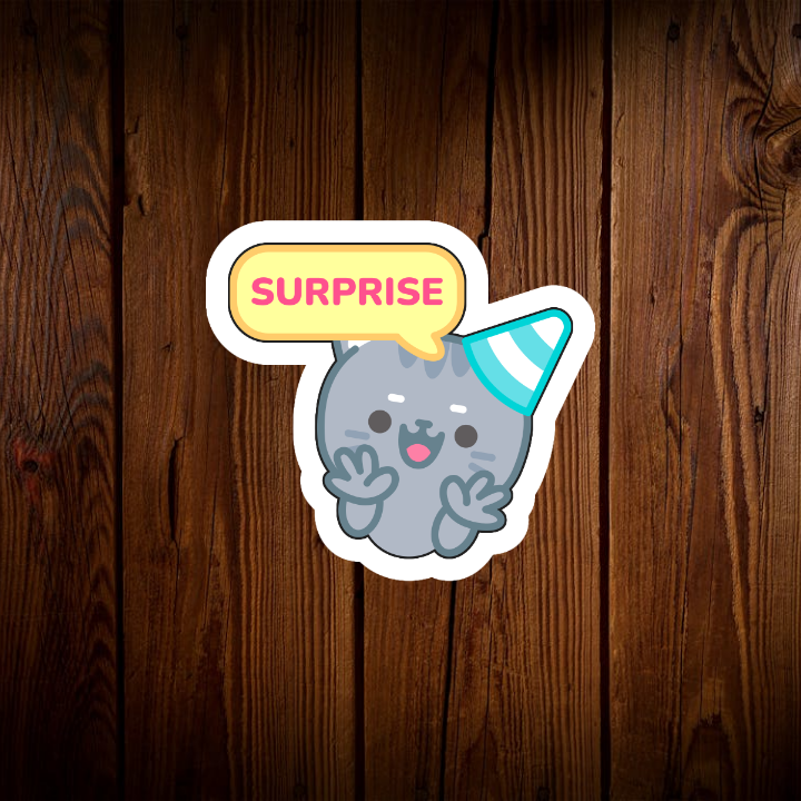 Một chú mèo xám nhỏ đang đội mũ sinh nhật và há hốc miệng vì bất ngờ. Với đôi mắt tròn xoe, long lanh và hai tay dang rộng, chú mèo như đang hét lên vì quá vui sướng. Trên đầu chú mèo là một chiếc mũ sinh nhật màu xanh dương nhạt với những đường sọc trắng, càng làm tăng thêm không khí vui tươi của bữa tiệc. Bên cạnh chú mèo là một bong bóng chữ 