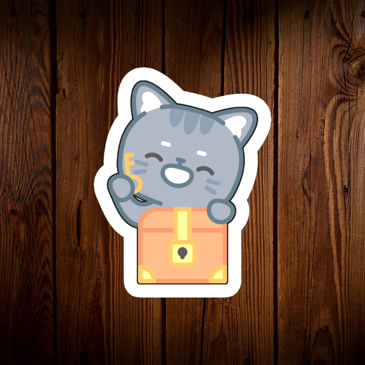 Một chú mèo xám nhỏ đang ngồi trong một chiếc rương kho báu với vẻ mặt vô cùng thích thú. Chú mèo đang cầm một chiếc chìa khóa vàng óng ánh trên tay, đôi mắt tròn xoe, long lanh và miệng há rộng cười tươi. Bộ lông xám mềm mại của mèo tạo nên một sự tương phản đáng yêu với màu cam của chiếc rương. Chiếc rương được trang trí bằng những đường viền vàng óng ánh và một chiếc khóa đồng cổ điển, càng làm tăng thêm vẻ bí ẩn và hấp dẫn.