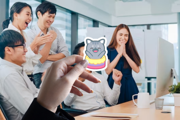 Trên tay mẫu in sticker