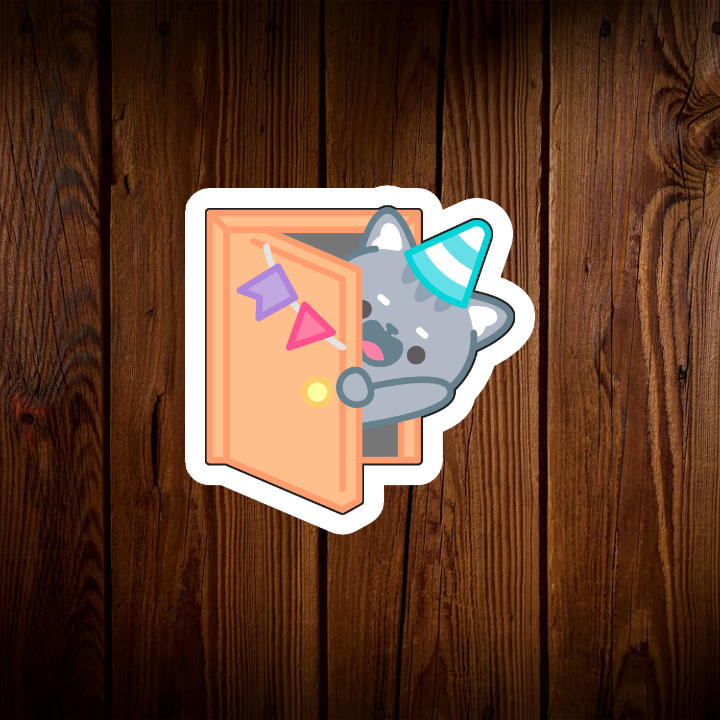 Trong hình ảnh, chúng ta thấy một chú mèo xám nhỏ đang ló đầu ra từ cánh cửa. Chú mèo đang đội một chiếc mũ sinh nhật màu xanh dương nhạt với những đường sọc trắng, trông vô cùng đáng yêu. Đôi mắt tròn xoe, long lanh và miệng há rộng cười tươi của chú mèo thể hiện sự vui mừng và phấn khích. Bên cạnh cánh cửa có treo những lá cờ màu sắc rực rỡ, tạo thêm không khí lễ hội.