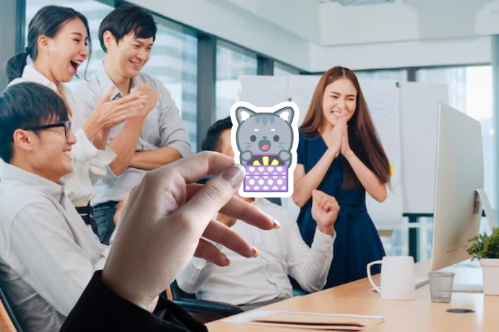 Trên tay mẫu in sticker