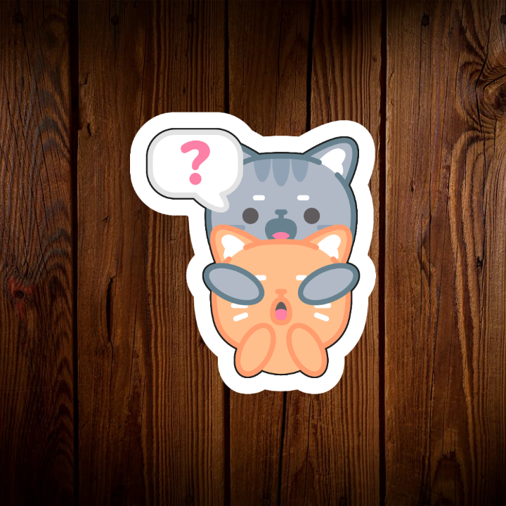 Trong hình ảnh, chúng ta thấy hai chú mèo nhỏ đang ở trong tình huống khá thú vị. Chú mèo xám ở trên đang có vẻ hơi bối rối và đang nghĩ điều gì đó, thể hiện qua dấu hỏi to đùng trong bong bóng suy nghĩ. Đôi mắt tròn xoe của chú mèo xám thể hiện sự tò mò và nghi ngờ. Ở phía dưới, chú mèo cam lại có vẻ rất sợ hãi hoặc ngạc nhiên. Đôi mắt chú mèo mở to hết cỡ, miệng há hốc và hai tay che mặt lại. Tư thế của chú mèo cam cho thấy rõ sự bất ngờ và có phần hoảng hốt