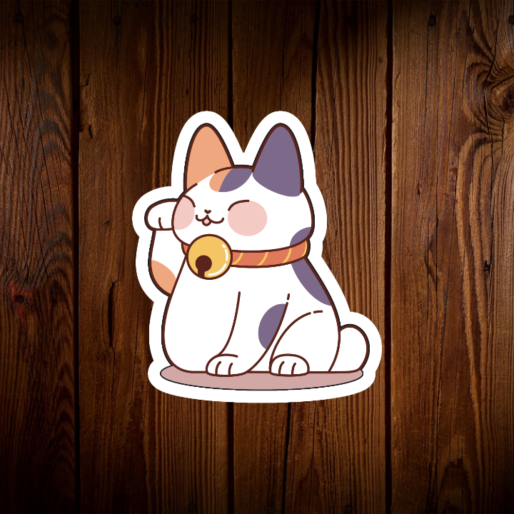 Thiết kế chú mèo thần tài này toát lên vẻ đáng yêu và mang đến may mắn. Với thân hình tròn trịa, mũm mĩm, chú mèo ngồi uyển chuyển, một chân giơ lên vẫy gọi. Đôi mắt tròn xoe, chiếc mũi nhỏ nhắn và đôi má hồng hào tạo nên một biểu cảm thân thiện và phúc hậu. Bộ lông ba màu truyền thống của mèo Nhật Bản càng làm tăng thêm vẻ đẹp đặc trưng. Chiếc chuông vàng trên cổ không chỉ là vật trang trí mà còn tượng trưng cho sự may mắn và tài lộc. Tư thế ngồi vững chắc, thể hiện sự tự tin và chào đón.