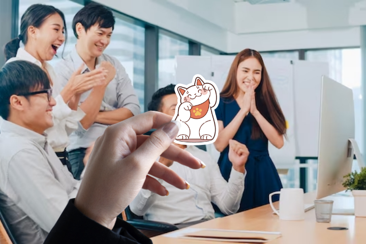 Trên tay mẫu in sticker