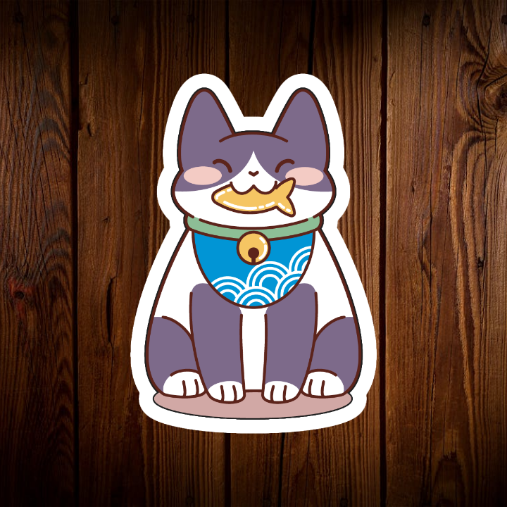 Thiết kế chú mèo thần tài này mang đến một cảm giác vừa quen thuộc vừa mới lạ. Với thân hình tròn trịa, mũm mĩm, chú mèo đang ngồi thưởng thức một chú cá vàng xinh xắn. Đôi mắt tròn xoe, miệng cười toe toét và đôi má hồng hào thể hiện rõ sự thích thú và hạnh phúc. Bộ lông trắng muốt kết hợp với màu tím nhạt và những đốm màu cam tạo nên một vẻ ngoài bắt mắt và độc đáo. Chiếc yếm màu xanh dương với họa tiết sóng nước truyền thống càng làm tăng thêm nét đẹp Nhật Bản. Tư thế ngồi thẳng lưng, tay cầm chú cá vàng một cách nhẹ nhàng, thể hiện sự tinh tế và quý phái.