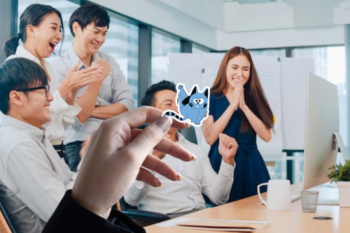 Trên tay mẫu in sticker