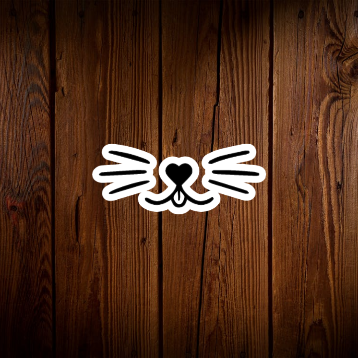 Thiết kế này tập trung vào phần mõm của chú mèo, tạo nên một điểm nhấn đáng yêu và hài hước. Chiếc mũi được cách điệu thành hình trái tim, mang đến cảm giác ngọt ngào và ấm áp. Bộ râu được vẽ dài và cong, tạo nên một nét đặc trưng của loài mèo. Cái lưỡi nhỏ xíu thè ra ngoài, như thể chú mèo đang thích thú với điều gì đó. Tổng thể thiết kế mang đến cảm giác vui tươi, tràn đầy năng lượng tích cực.