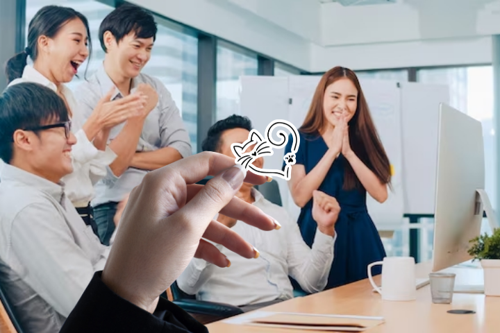 Trên tay mẫu in sticker