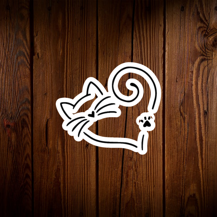 Thiết kế này mang đến một cái nhìn mới lạ về hình ảnh chú mèo. Với những đường nét mềm mại, uyển chuyển, nhà thiết kế đã tạo nên một tác phẩm nghệ thuật đầy tinh tế. Đôi mắt của chú mèo được thể hiện bằng những đường cong tinh xảo, mang đến cảm giác vừa bí ẩn vừa thu hút. Bộ râu được vẽ dài và cong, tạo nên một nét đặc trưng của loài mèo. Điểm nhấn của thiết kế chính là chiếc đuôi được uốn lượn thành hình trái tim, thể hiện sự yêu thương và ngọt ngào. Hình ảnh bàn chân nhỏ xinh phía sau càng làm tăng thêm vẻ đáng yêu cho chú mèo. Tổng thể thiết kế tạo nên một cảm giác ấm áp, gần gũi và tràn đầy tình yêu thương.